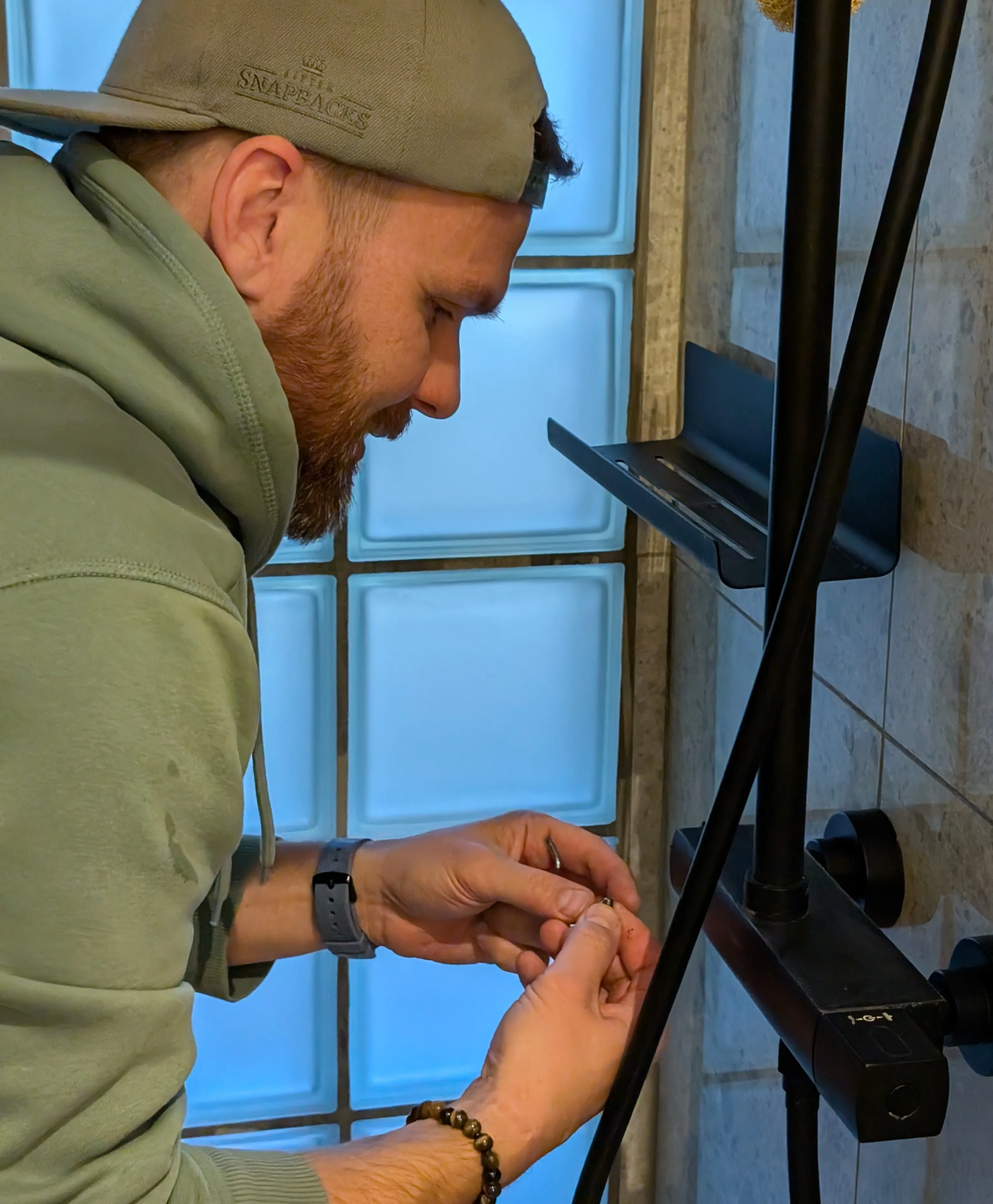 Pepe Vejlupek replacing a thermostatic cartridge in a shower mixer